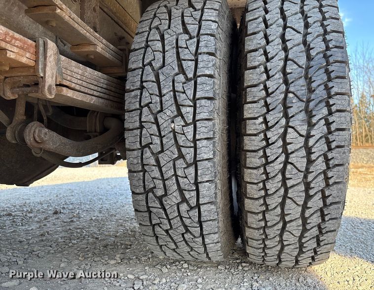 image for item FB3013 2003 Chevrolet Silverado 3500 flatbed pickup truck