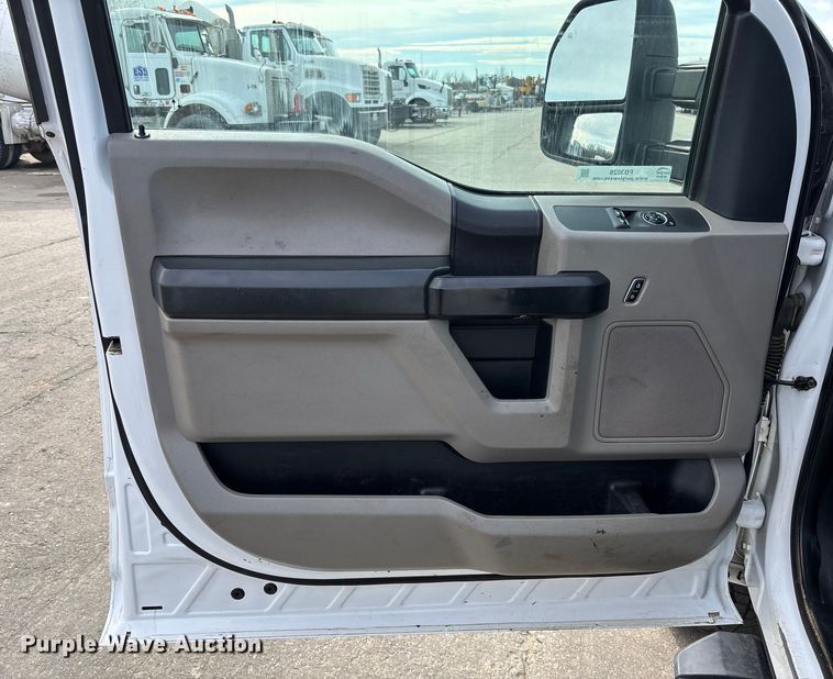 image for item FB3028 2020 Ford F350 Super Duty pickup truck