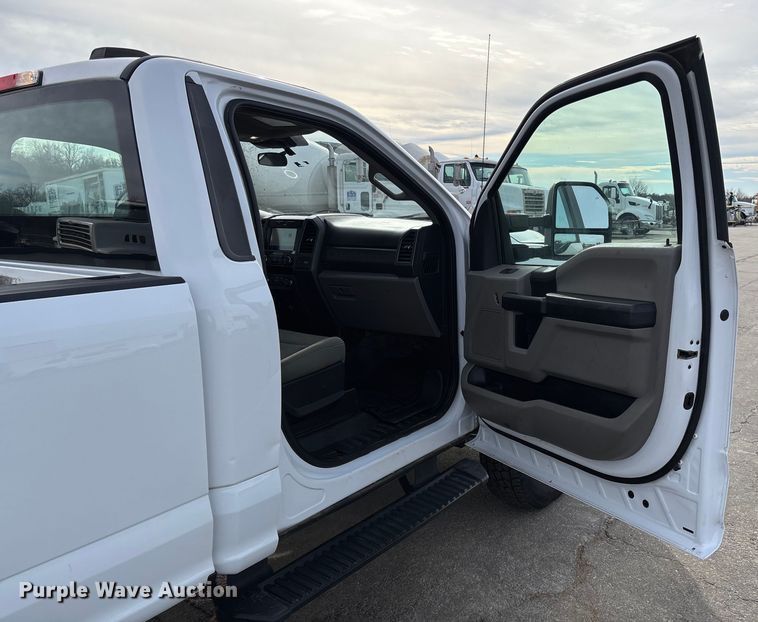 image for item FB3028 2020 Ford F350 Super Duty pickup truck