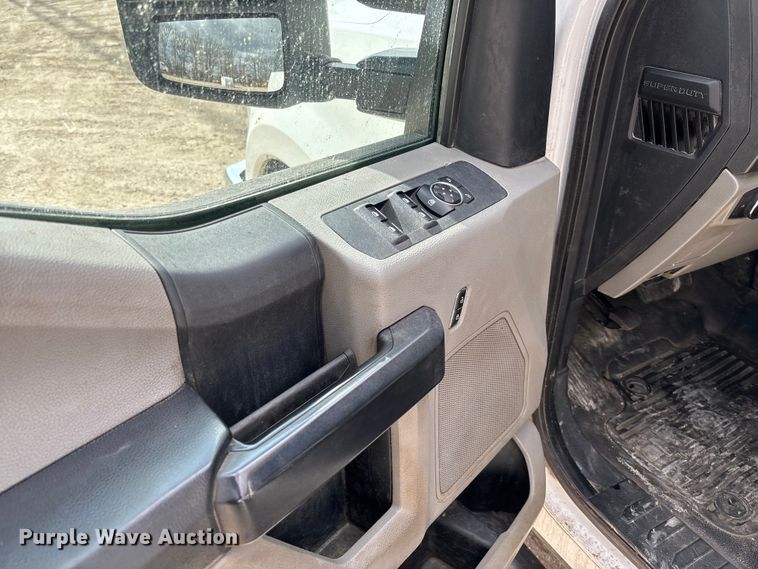 image for item FB3085 2019 Ford F350 Crew Cab pickup truck