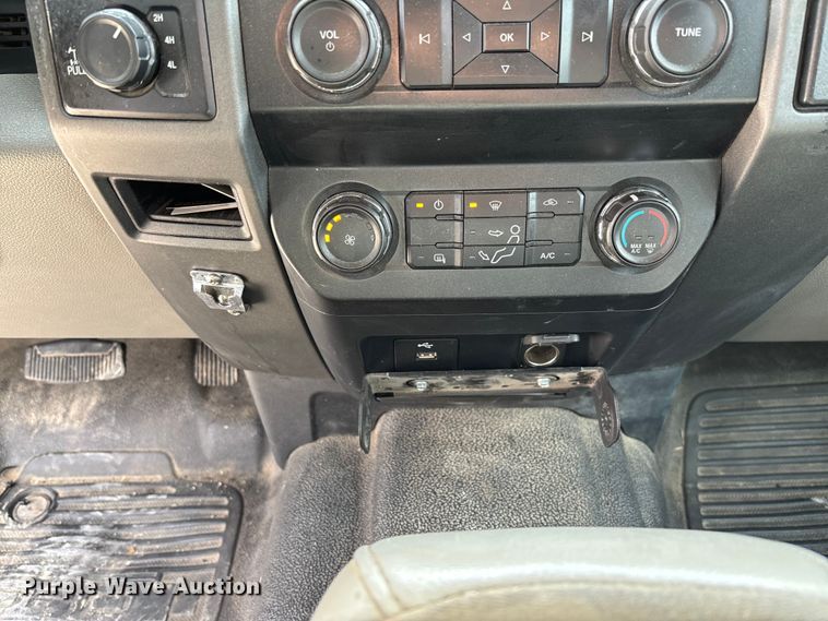 image for item FB3085 2019 Ford F350 Crew Cab pickup truck