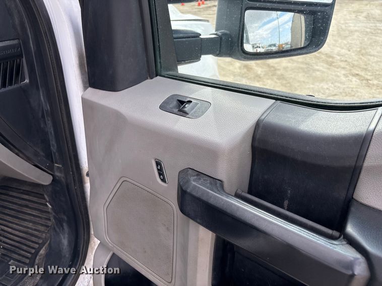 image for item FB3085 2019 Ford F350 Crew Cab pickup truck