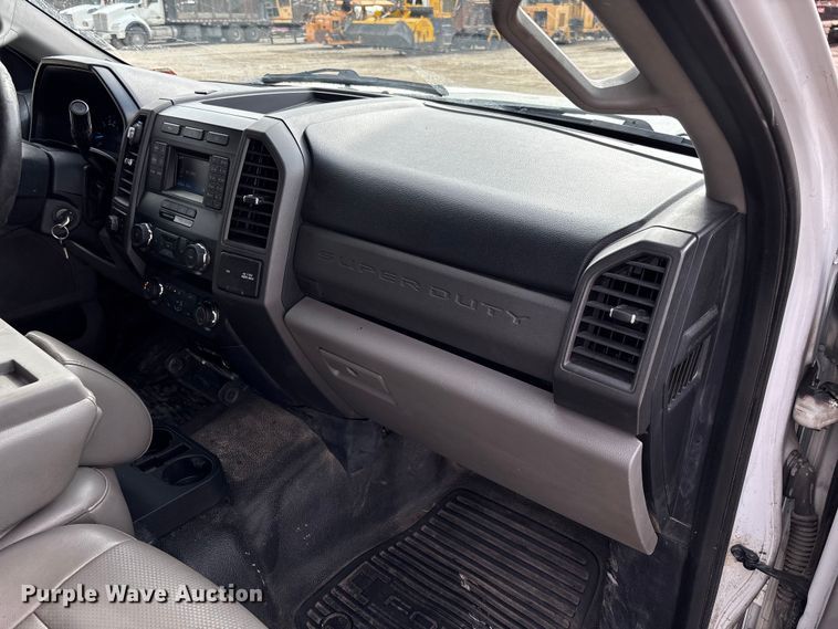 image for item FB3085 2019 Ford F350 Crew Cab pickup truck