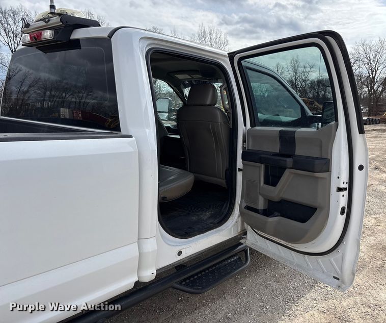 image for item FB3085 2019 Ford F350 Crew Cab pickup truck