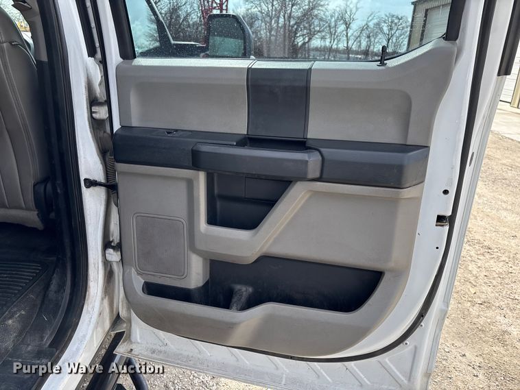 image for item FB3085 2019 Ford F350 Crew Cab pickup truck