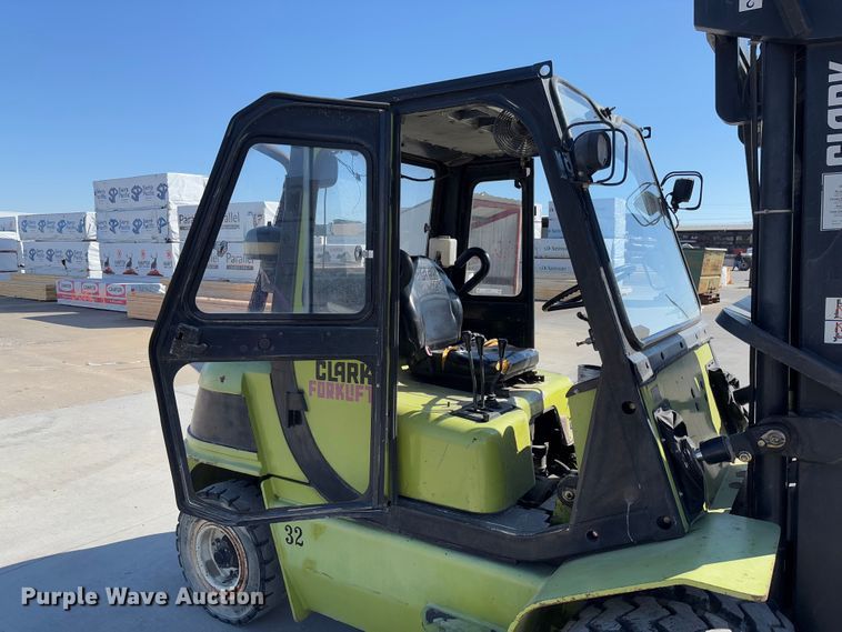 image for item FB3130 Clark CMP40D forklift