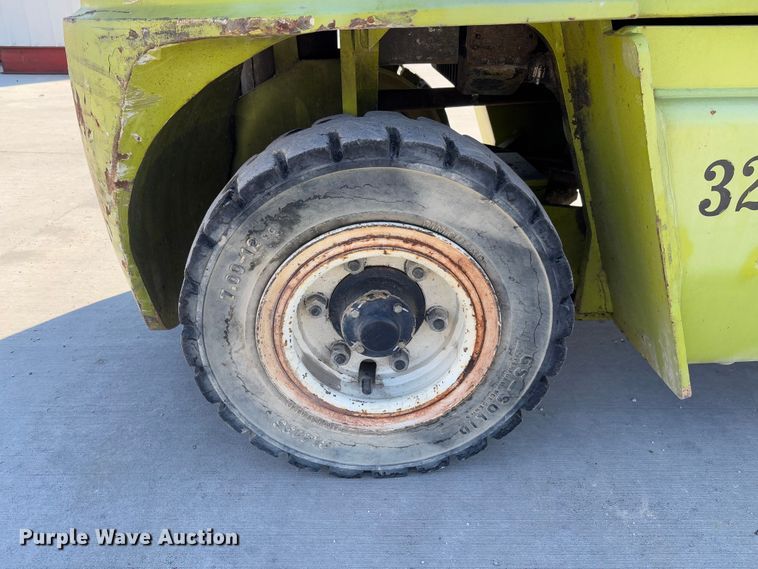 image for item FB3130 Clark CMP40D forklift