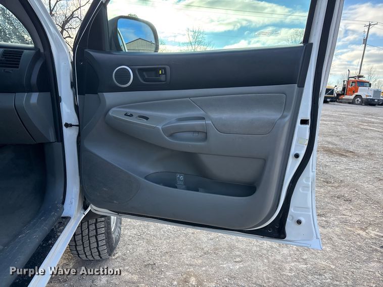 image for item FC1629 2008 Toyota Tacoma Ext. Cab pickup truck