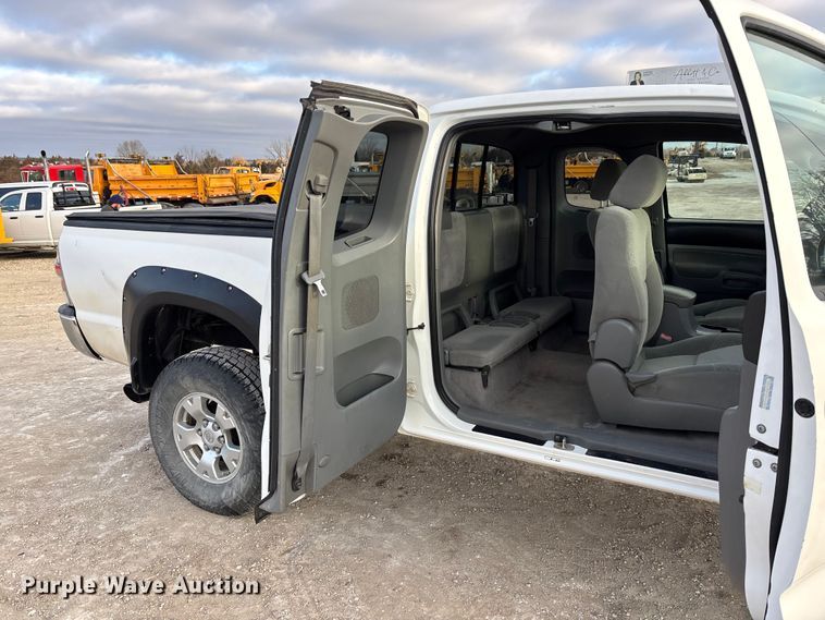 image for item FC1629 2008 Toyota Tacoma Ext. Cab pickup truck