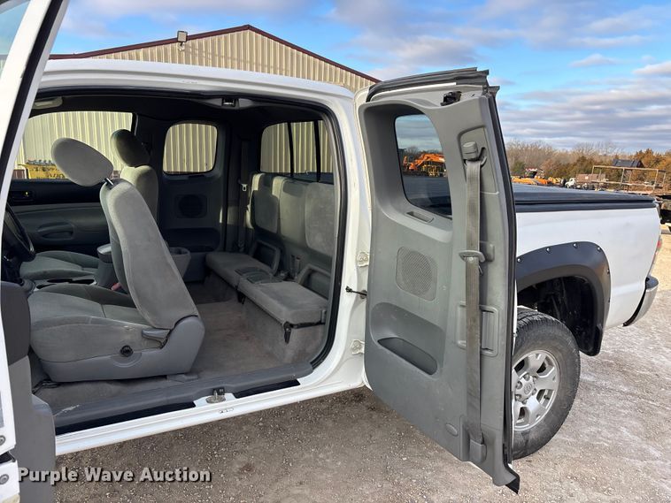 image for item FC1629 2008 Toyota Tacoma Ext. Cab pickup truck