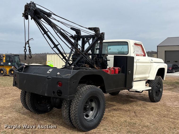 image for item FG0101 1976 Ford F600 tow truck