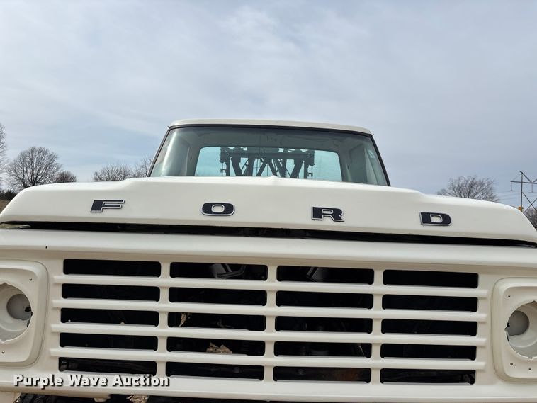 image for item FG0101 1976 Ford F600 tow truck