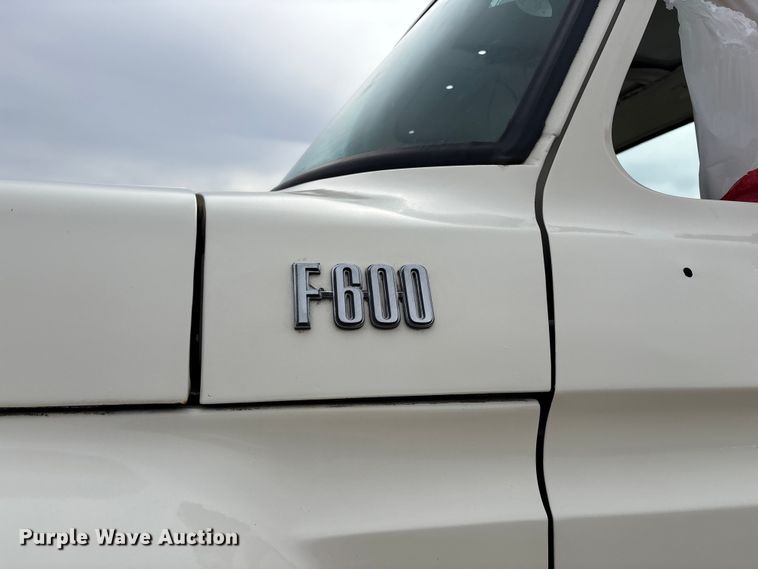 image for item FG0101 1976 Ford F600 tow truck