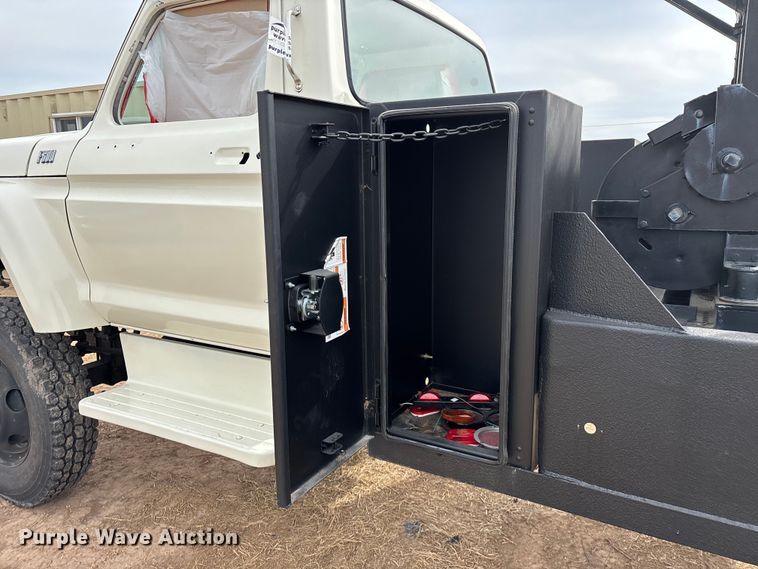 image for item FG0101 1976 Ford F600 tow truck