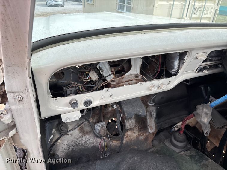 image for item FG0101 1976 Ford F600 tow truck