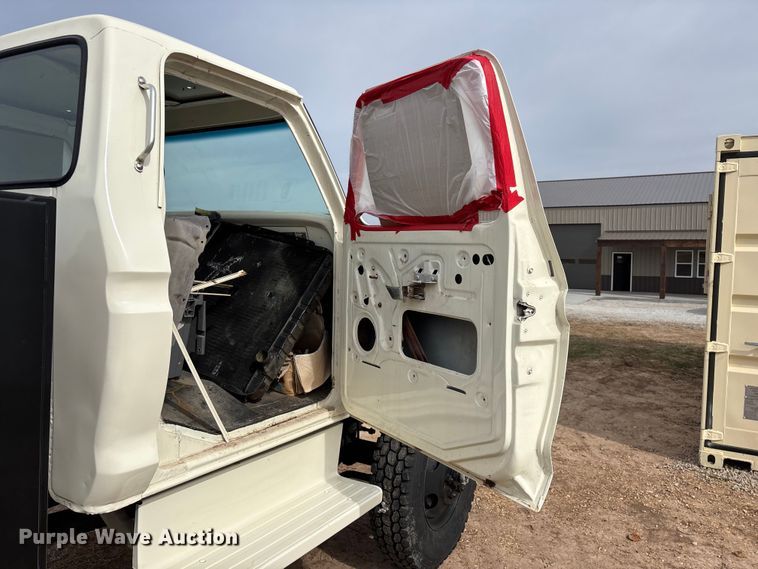 image for item FG0101 1976 Ford F600 tow truck