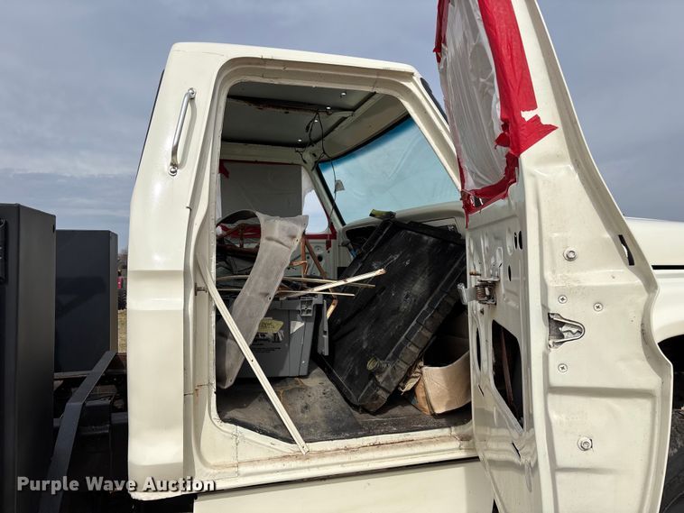 image for item FG0101 1976 Ford F600 tow truck