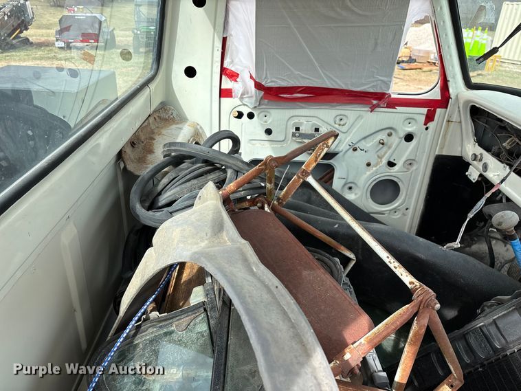 image for item FG0101 1976 Ford F600 tow truck