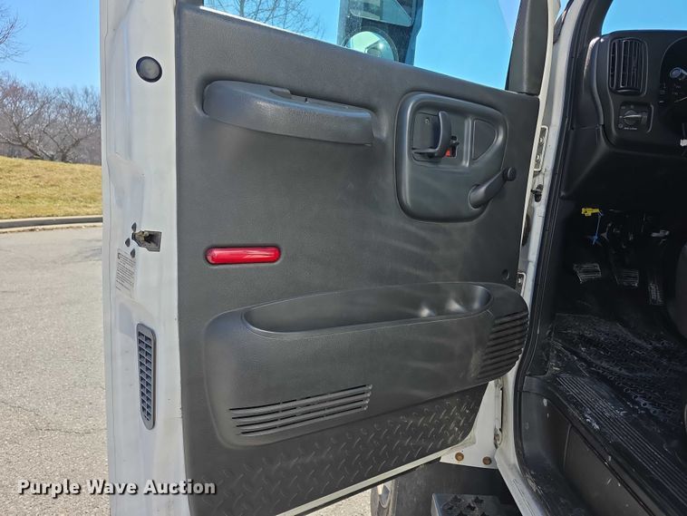 image for item FI0896 2003 Chevy C6500 box truck