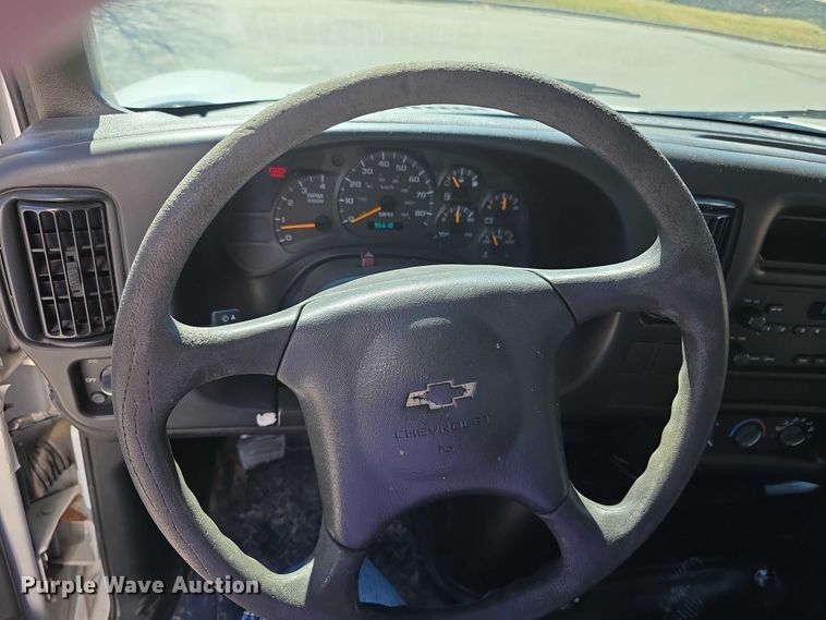 image for item FI0896 2003 Chevy C6500 box truck