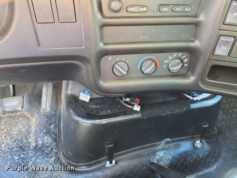 image for item FI0896 2003 Chevy C6500 box truck