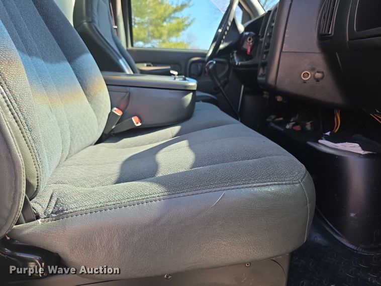 image for item FI0896 2003 Chevy C6500 box truck