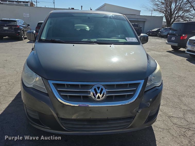 image for item FI0899 2010 Volkswagon Routan SE van