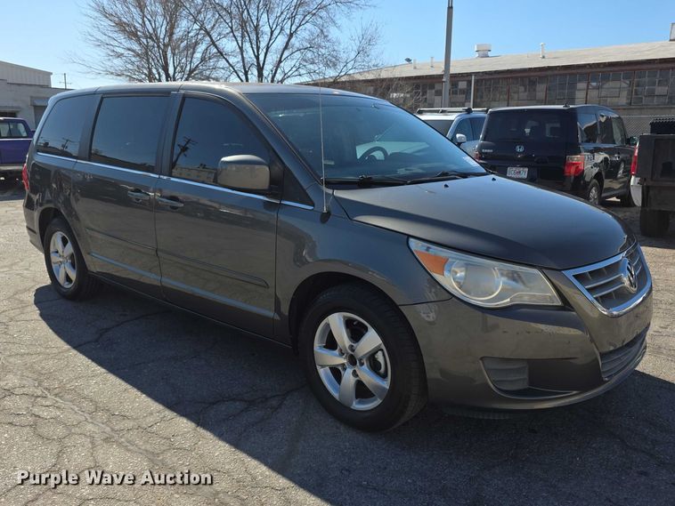 image for item FI0899 2010 Volkswagon Routan SE van
