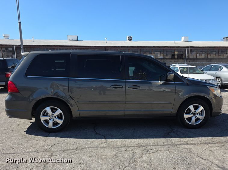 image for item FI0899 2010 Volkswagon Routan SE van