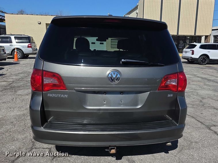 image for item FI0899 2010 Volkswagon Routan SE van
