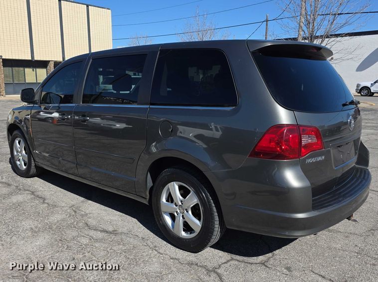 image for item FI0899 2010 Volkswagon Routan SE van