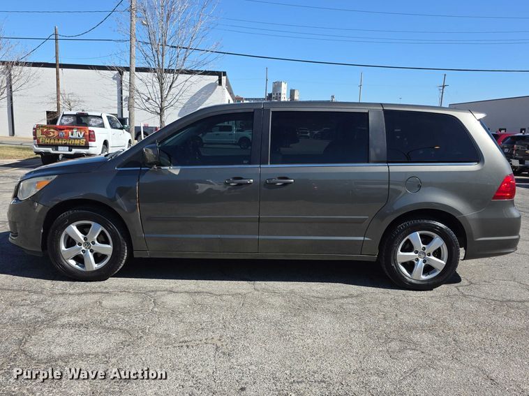 image for item FI0899 2010 Volkswagon Routan SE van