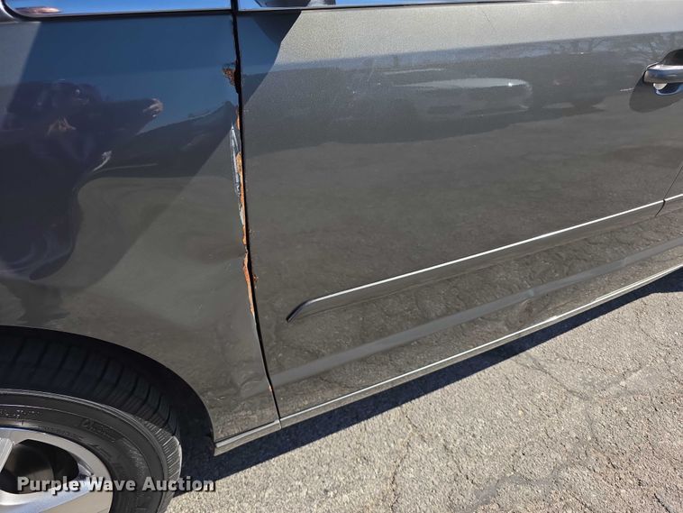 image for item FI0899 2010 Volkswagon Routan SE van