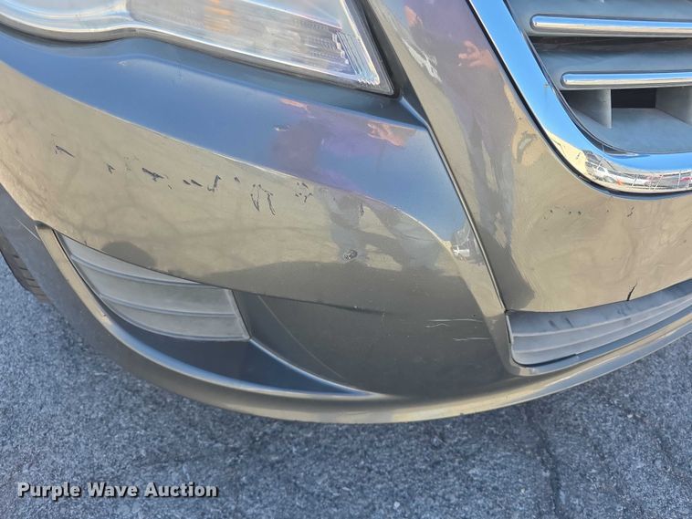 image for item FI0899 2010 Volkswagon Routan SE van