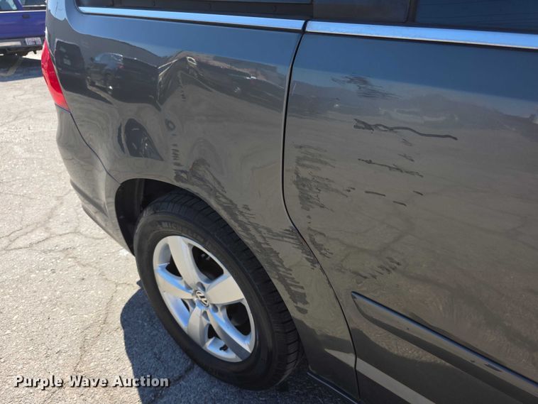 image for item FI0899 2010 Volkswagon Routan SE van