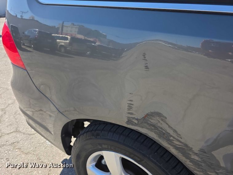 image for item FI0899 2010 Volkswagon Routan SE van