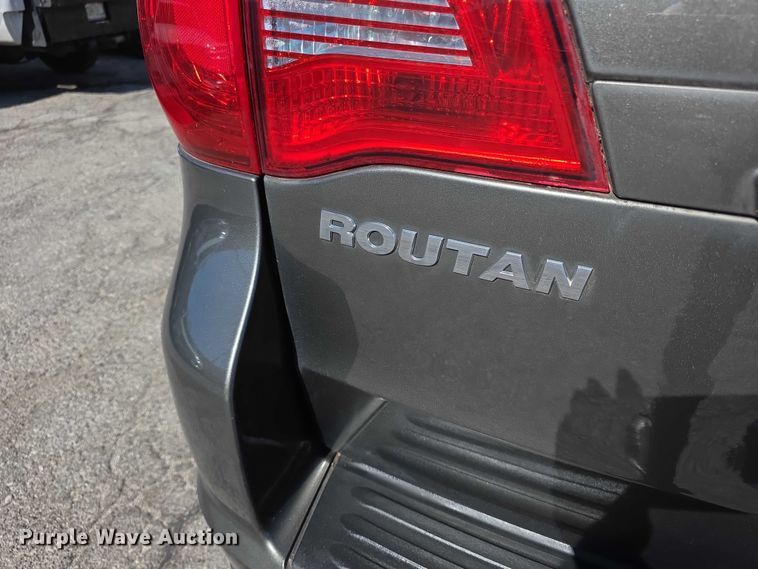 image for item FI0899 2010 Volkswagon Routan SE van