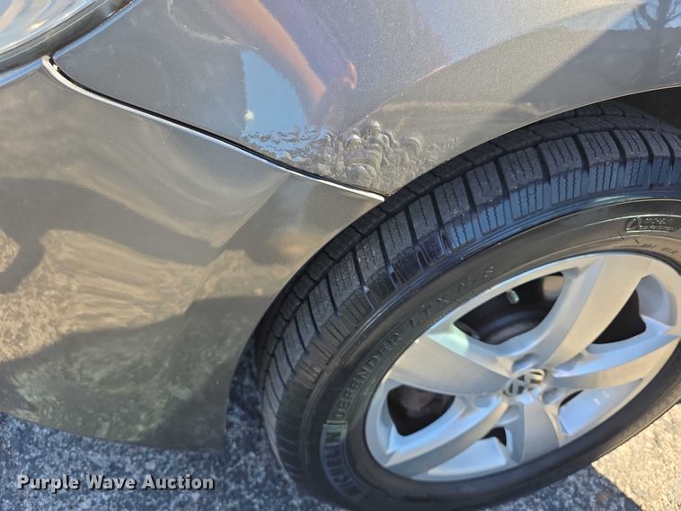 image for item FI0899 2010 Volkswagon Routan SE van