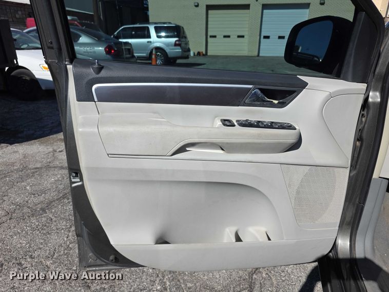 image for item FI0899 2010 Volkswagon Routan SE van