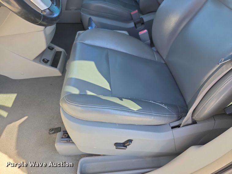 image for item FI0899 2010 Volkswagon Routan SE van