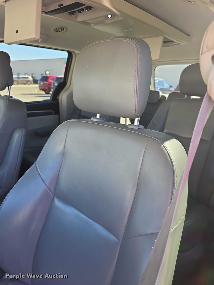 image for item FI0899 2010 Volkswagon Routan SE van