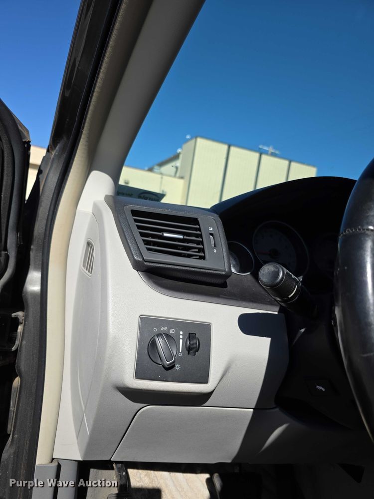 image for item FI0899 2010 Volkswagon Routan SE van