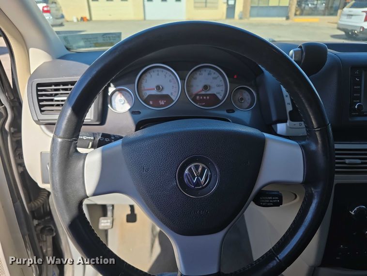 image for item FI0899 2010 Volkswagon Routan SE van