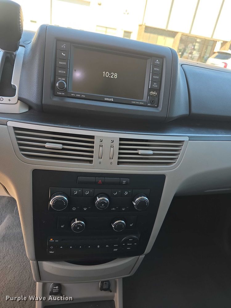 image for item FI0899 2010 Volkswagon Routan SE van