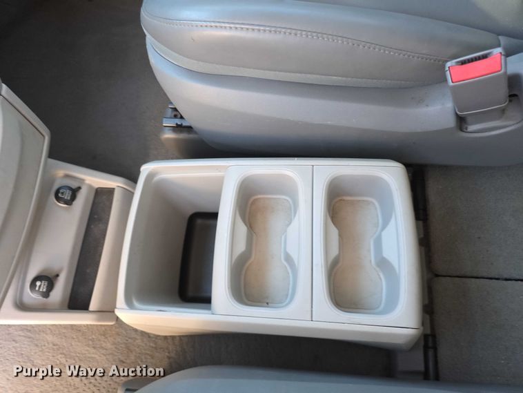 image for item FI0899 2010 Volkswagon Routan SE van