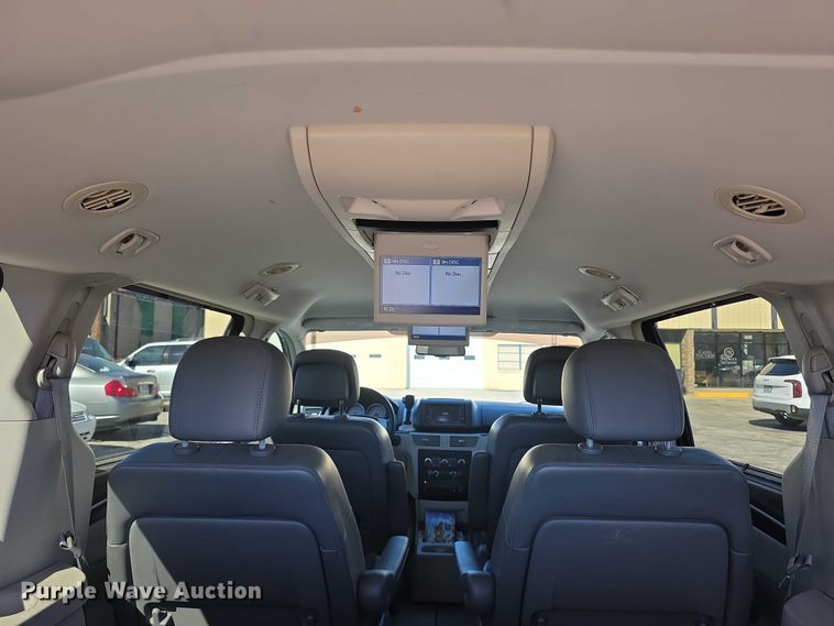 image for item FI0899 2010 Volkswagon Routan SE van