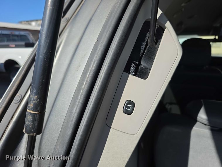 image for item FI0899 2010 Volkswagon Routan SE van