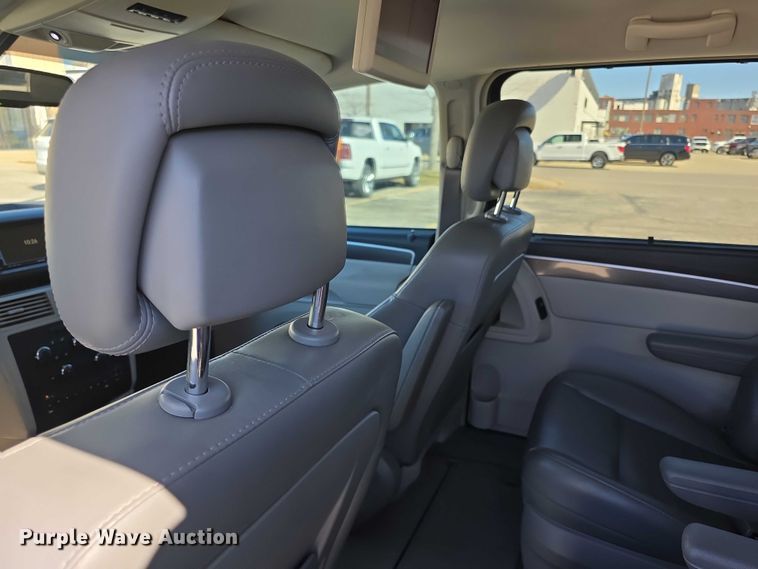 image for item FI0899 2010 Volkswagon Routan SE van