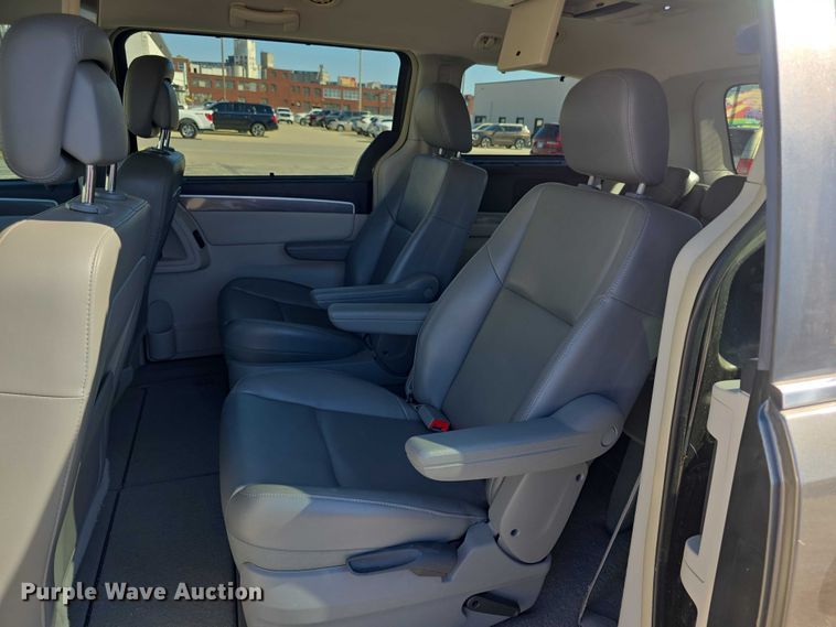 image for item FI0899 2010 Volkswagon Routan SE van