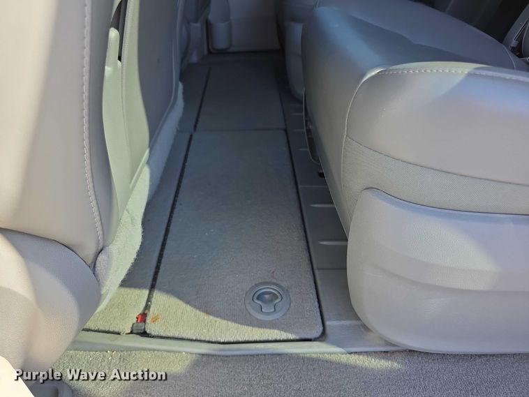 image for item FI0899 2010 Volkswagon Routan SE van